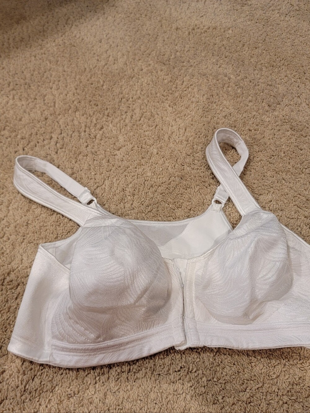 Playtex 38C Wireless White Full-Coverage Support Bra with Front Closure